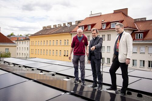 Wolfgang Zecha (Umwelt-Pfarrgemeinderat), Josef Grünwidl (Erzbischof der Erzdiözese Wien) und Gerald Gump (Pfarrer der Pfarre zur Frohen Botschaft) / e: Erzdiözese Wien/Stephan Schönlaub